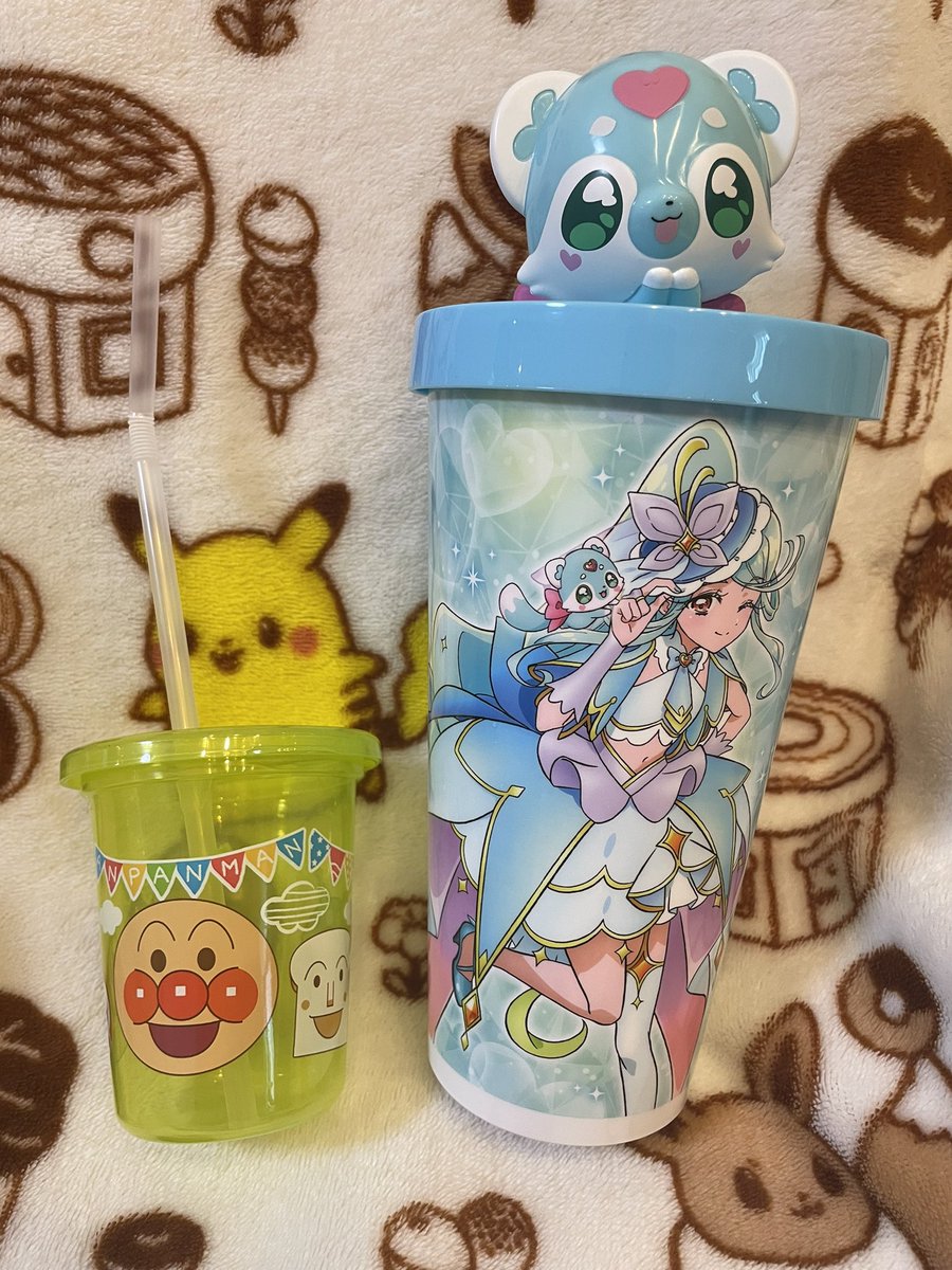 taaa_keee_'s tweet photo. これを(プリキュアのドリンクホルダーとアンパンマンのコップ)……
こうして……
こうじゃ……

これならこどもでも飲み過ぎないかな？
映画館でドリンク買って分けてあげよう🍿🥤 https://t.co/CEy4JDOrfF