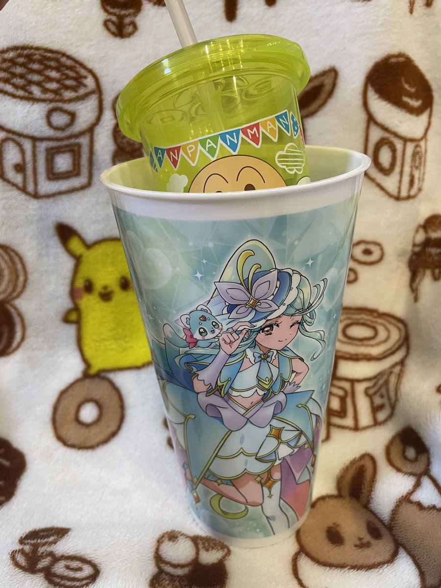 taaa_keee_'s tweet photo. これを(プリキュアのドリンクホルダーとアンパンマンのコップ)……
こうして……
こうじゃ……

これならこどもでも飲み過ぎないかな？
映画館でドリンク買って分けてあげよう🍿🥤 https://t.co/CEy4JDOrfF