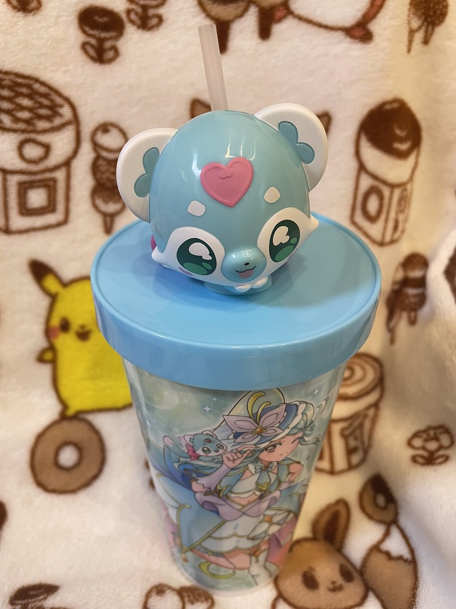 taaa_keee_'s tweet photo. これを(プリキュアのドリンクホルダーとアンパンマンのコップ)……
こうして……
こうじゃ……

これならこどもでも飲み過ぎないかな？
映画館でドリンク買って分けてあげよう🍿🥤 https://t.co/CEy4JDOrfF