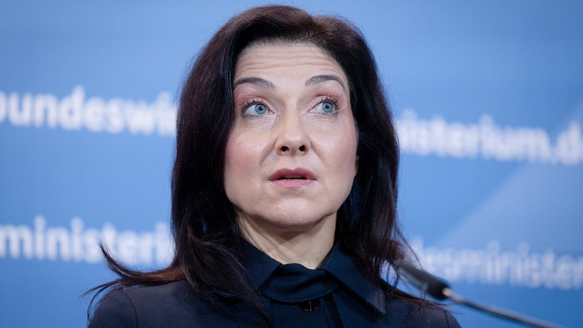 DemokratenWatch's tweet photo. Die gleichen Schreihälse die Habeck für einen Referentenentwurf geschlachtet haben,sind erstaunlich leise wenn es um Katherina Reiche geht ,die Rekord Insolvenzen, desaströse Gasspeicher Politik, verstörende PK''s liefert und keine Ahnung hat wie man Spediteure entlastet https://t.co/MOC5PMQSt6