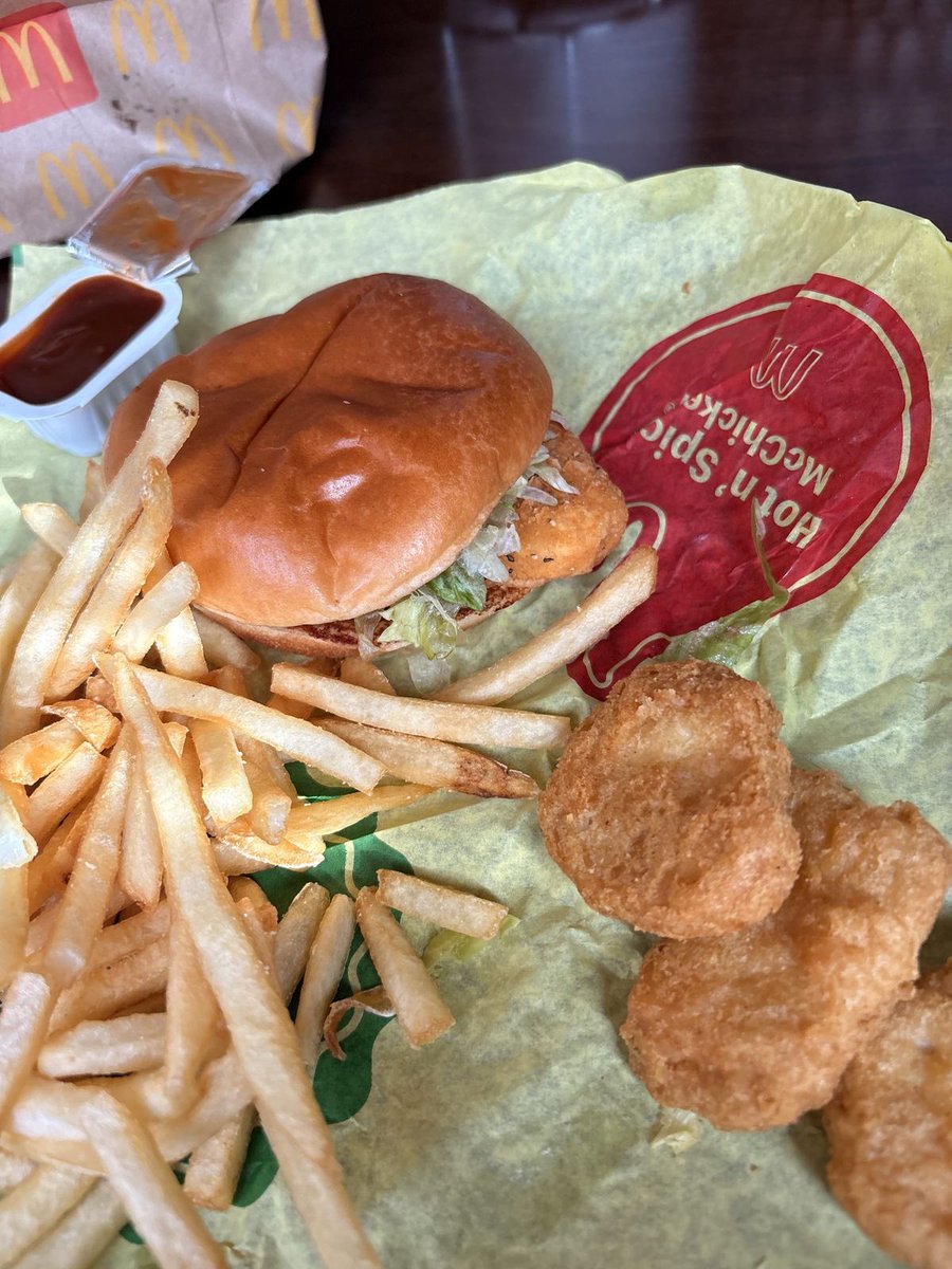 Tallpotato1217's tweet photo. @NicestguyHoll I got fries too..☝🏻 https://t.co/9YoAbCUjfV