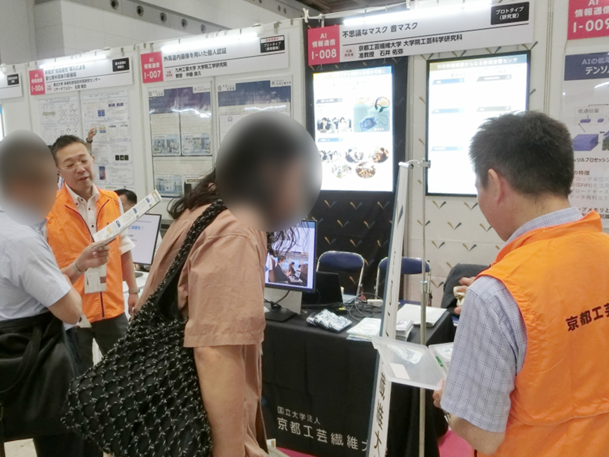 pr_kit's tweet photo. 2026年8月27日・28日、東京ビッグサイトにて開催された「大学見本市2026～イノベーション・ジャパン」（主催：国立研究開発法人科学技術振興機構（JST））に本学から、材料化学系 木梨憲司 准教授及び繊維学系 石井佑弥 准教授が出展しました。

詳細はこちら
https://t.co/fJHJqYBZg0 https://t.co/8GY0BPBnIn