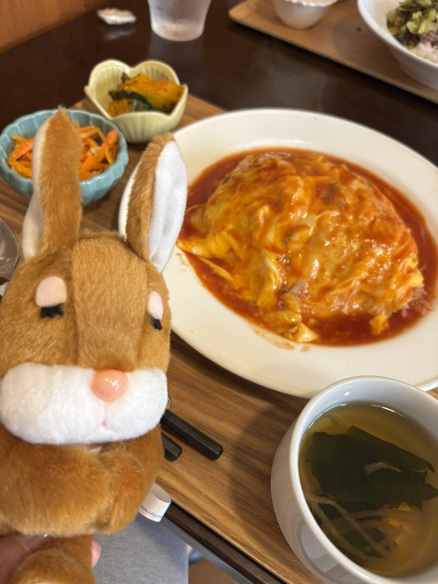 usamin_nb's tweet photo. #うさみん 🐰のおひる
オーガニックカフェで、
トロトロ卵🥚の #オムライス 
小鉢がふたつもついてお得感🉐✨

#日本ベッド https://t.co/qlNCXbDO4j