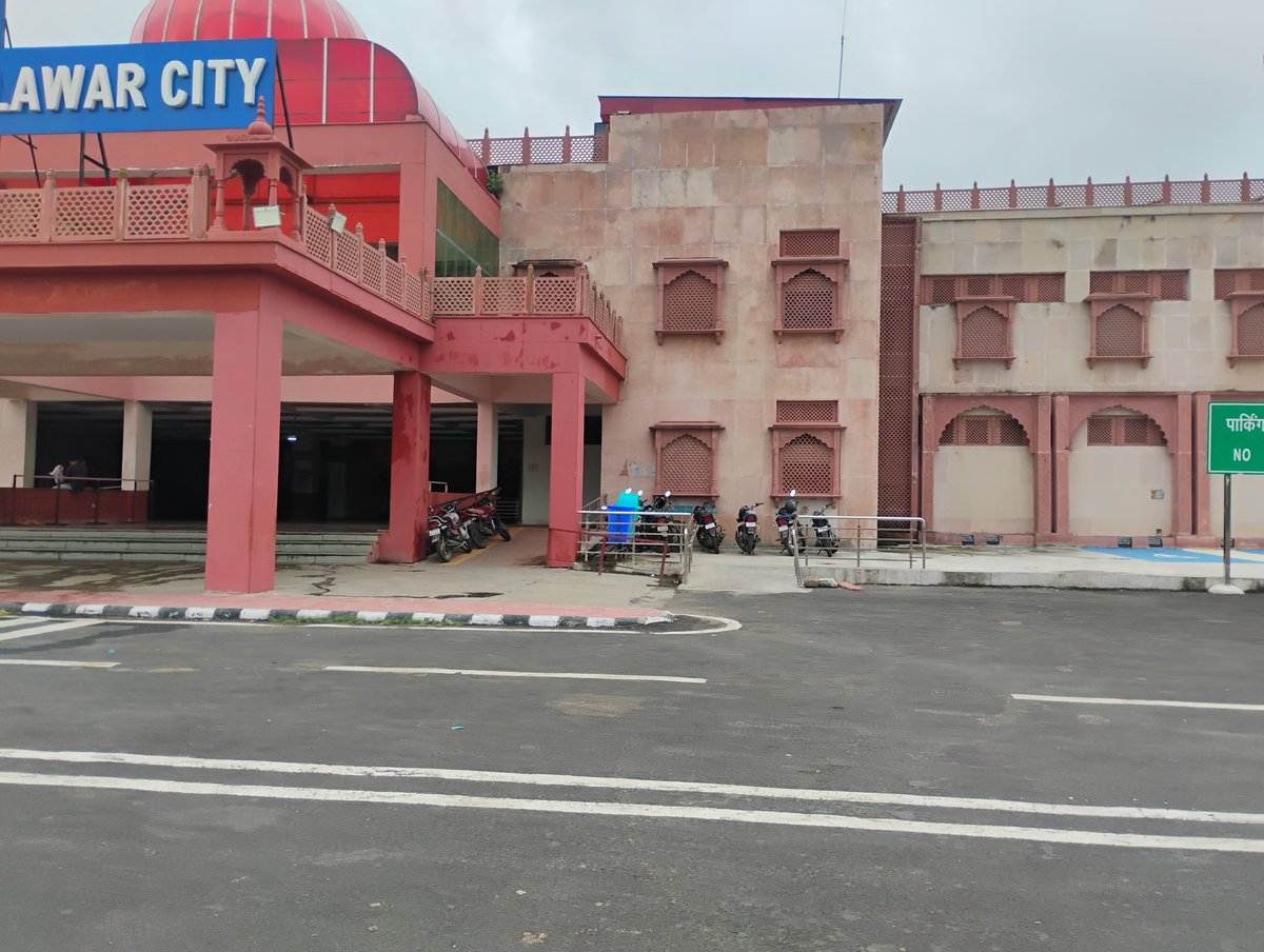 YaavSachin's tweet photo. @RailwaySeva @drmkota @RailMinIndia @RailwaySeva @drmkota

कृपया इस मामले की जांच कराकर सुरक्षा नियमों का समान रूप से पालन सुनिश्चित करें। यात्रियों की सुरक्षा किसी भी पद से ऊपर होनी चाहिए। 3/3 https://t.co/3B5Cm6MCPd