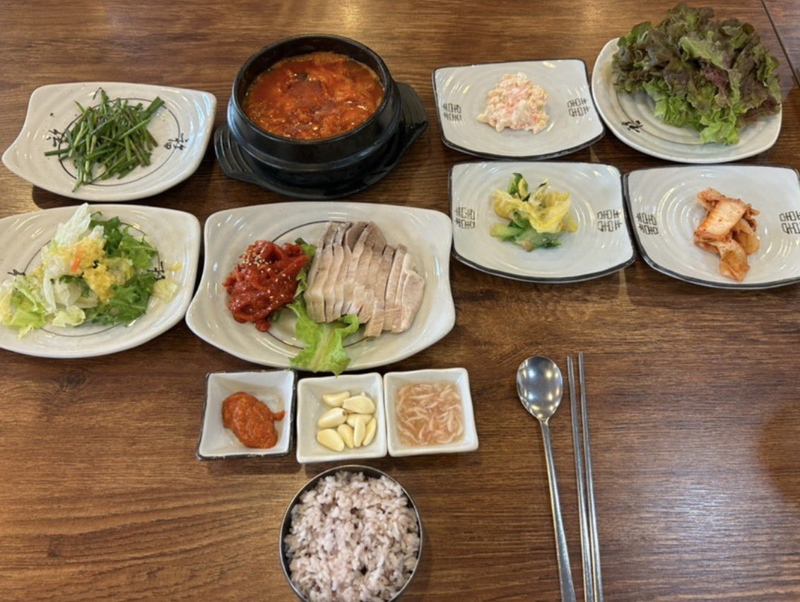 Eveniffen's tweet photo. 弘大で一人ごはんする日本の友達にこういう店こそ教えたい。🍚🍚🍚
観光客向けの有名店じゃなくて韓国人が普通に昼ごはん食べに来るボッサム屋。一人でもボッサム定食を頼めて周りにも一人客がいるから入りやすい。しかもチゲとご飯とおかずまで一緒に出てくる。コスパで人気だから平日の昼でも待つことがあるのだけ注意。