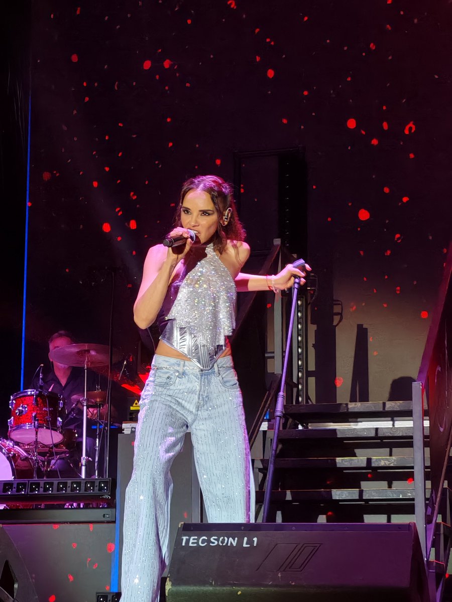 GentzaneH91868's tweet photo. Que gira tan bonita y q intensamente la hemos vivido nos vamos a acordar siempre de los 25 años ids y venidas a conciertos ,gente desde tan lejos ,conocer a gente maravillosa y gente q no te había visto nunca cantar estar encantada x descubrirte 🩷🩷😘😘 https://t.co/zcwzkVFOVw