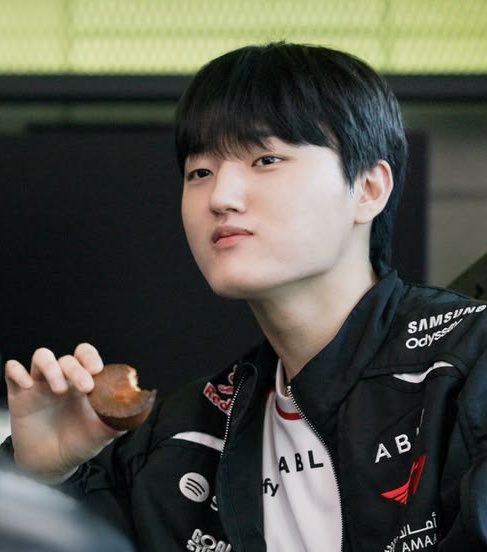 PeyzBaby's tweet photo. 🐨 : nom nom ◝(ᵔᗜᵔ)◜ https://t.co/VGpbL4KT81
