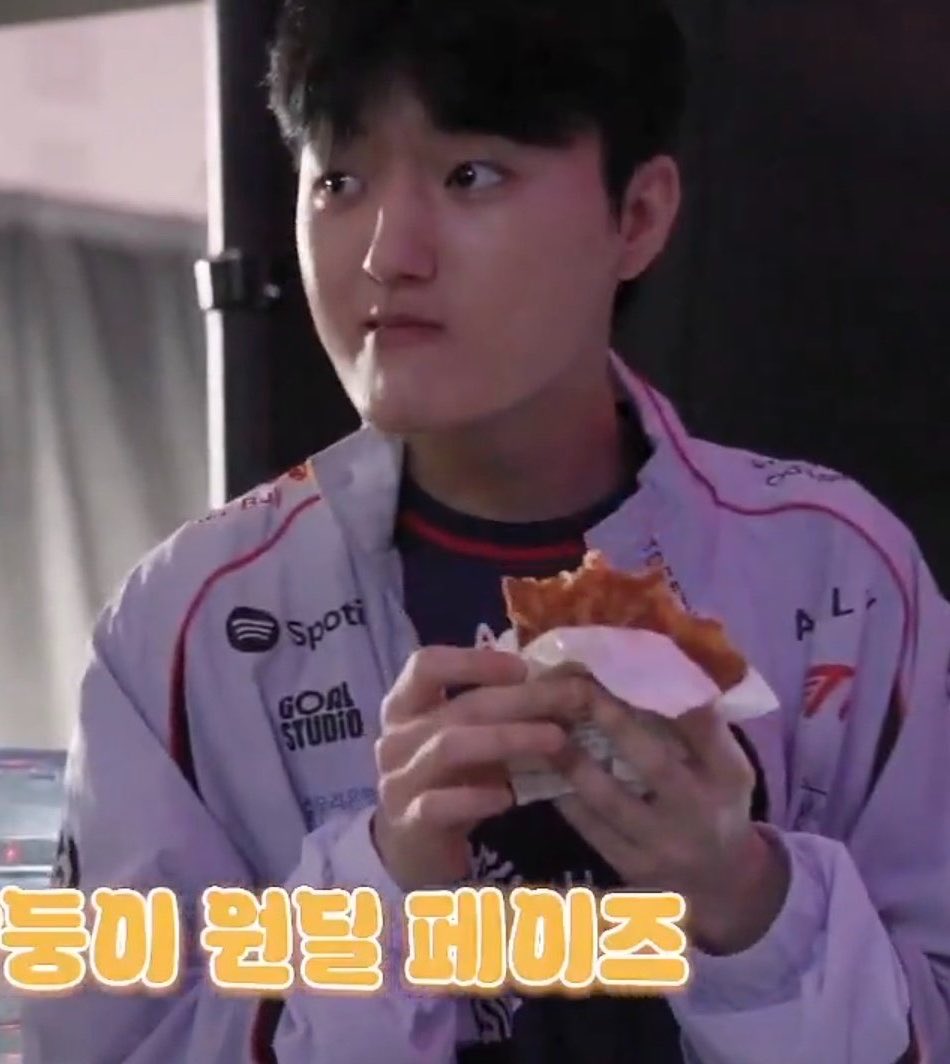 PeyzBaby's tweet photo. 🐨 : nom nom ◝(ᵔᗜᵔ)◜ https://t.co/VGpbL4KT81