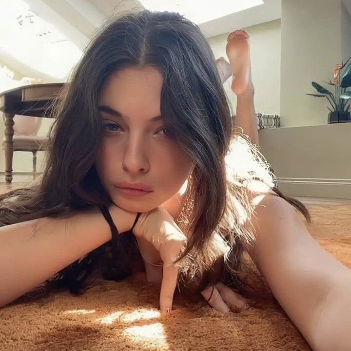 yslgirlx's tweet photo. Deva cassel https://t.co/UBT0gJaxxf