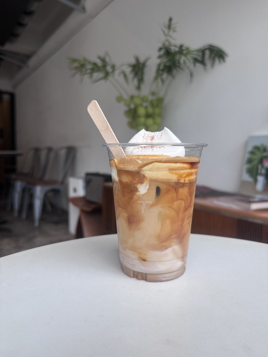 Fall__In's tweet photo. ร้านสุดท้ายของทริปเชียงใหม่ TASTE อยู่ตรงใน มช เลย ไปวิ่งอ่างแก้วมาละเลยแวะ เพราะเห็นใกล้ เห็นขนมหมดแบบนี้เพิ่ง 8 โมงเองนะ พี่ๆนักวิ่งเต็มร้านเลย ร้านมีมุมขายดอกไม้ด้วย น่ารักมาก นี่สั่ง soft latte มา อร่อยดี ครีทนุ่มละมุนเลี่ยนตามฉบับ กาแฟเข้มข้นหอม รวมๆ ++ คับ บรรยากาศถ่ายรูปแนว loft ปูนเปลือยมีดอกไม้ ผมว่าเริ่ดเลยแหละ