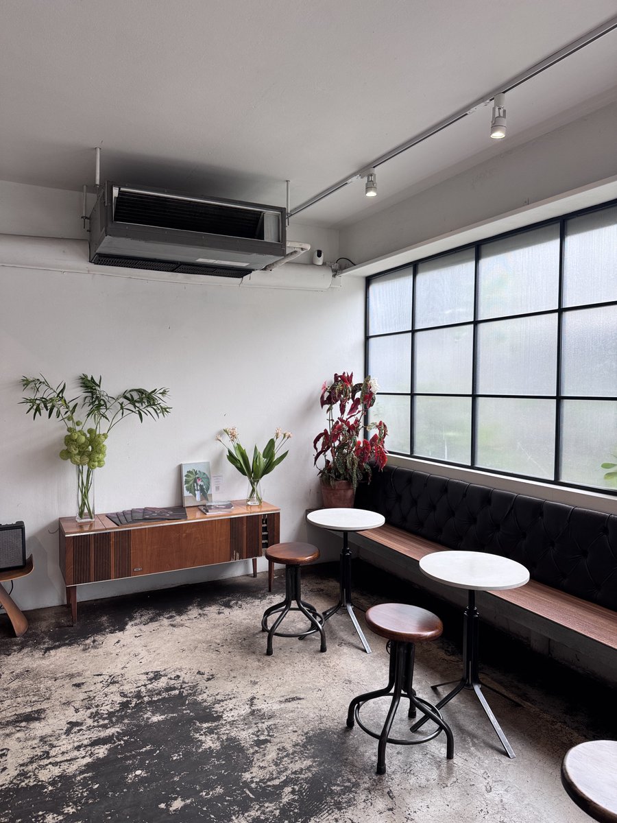 Fall__In's tweet photo. ร้านสุดท้ายของทริปเชียงใหม่ TASTE อยู่ตรงใน มช เลย ไปวิ่งอ่างแก้วมาละเลยแวะ เพราะเห็นใกล้ เห็นขนมหมดแบบนี้เพิ่ง 8 โมงเองนะ พี่ๆนักวิ่งเต็มร้านเลย ร้านมีมุมขายดอกไม้ด้วย น่ารักมาก นี่สั่ง soft latte มา อร่อยดี ครีทนุ่มละมุนเลี่ยนตามฉบับ กาแฟเข้มข้นหอม รวมๆ ++ คับ บรรยากาศถ่ายรูปแนว loft ปูนเปลือยมีดอกไม้ ผมว่าเริ่ดเลยแหละ