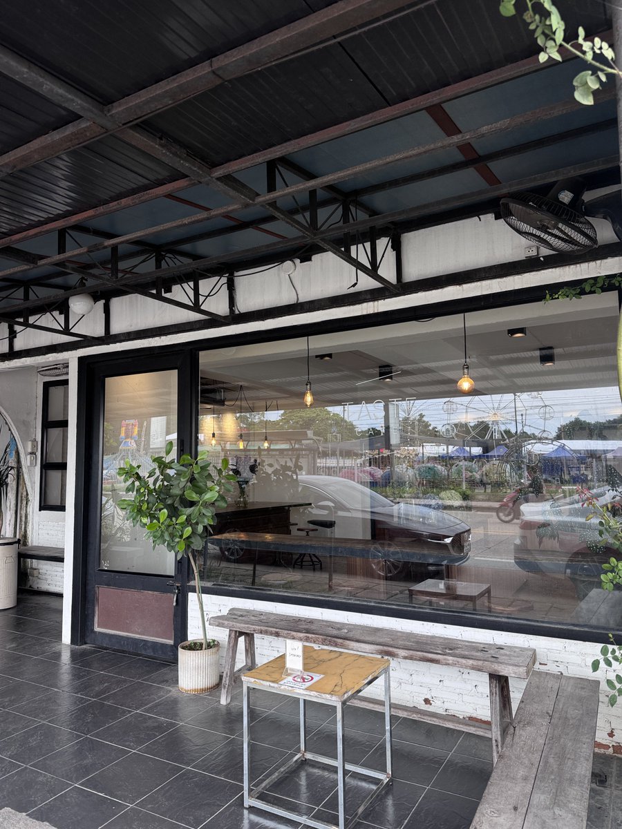 Fall__In's tweet photo. ร้านสุดท้ายของทริปเชียงใหม่ TASTE อยู่ตรงใน มช เลย ไปวิ่งอ่างแก้วมาละเลยแวะ เพราะเห็นใกล้ เห็นขนมหมดแบบนี้เพิ่ง 8 โมงเองนะ พี่ๆนักวิ่งเต็มร้านเลย ร้านมีมุมขายดอกไม้ด้วย น่ารักมาก นี่สั่ง soft latte มา อร่อยดี ครีทนุ่มละมุนเลี่ยนตามฉบับ กาแฟเข้มข้นหอม รวมๆ ++ คับ บรรยากาศถ่ายรูปแนว loft ปูนเปลือยมีดอกไม้ ผมว่าเริ่ดเลยแหละ