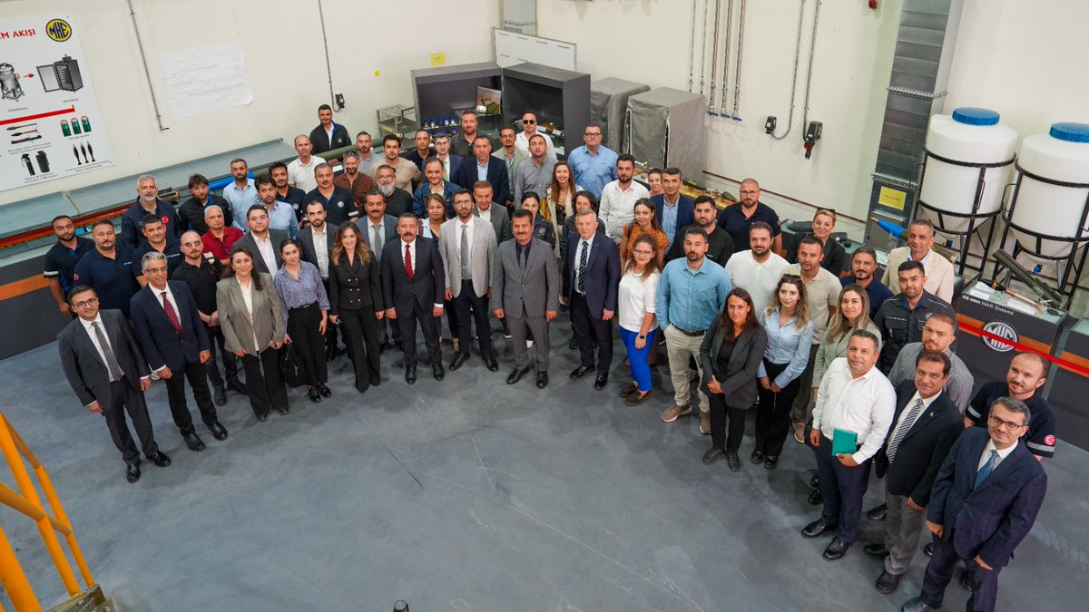 MKEgovtr's tweet photo. 🎓 SAHA MBA MEZUNLARINI MKE’DE AĞIRLADIK

Genel Müdürümüz İlhami Keleş ve SAHA İstanbul Genel Sekreteri Muttalip Tütüncü’nün de yer aldığı program kapsamında, SAHA MBA Programı mezunu 100’ü aşkın yönetici ve yönetici adayı ile Millî Havacılık Endüstrisi Kümelenmesi üyelerini Ankara ve Kırıkkale’de bulunan tesislerimizde ağırladık.

Katılımcılar, Şirketimize ait;

‣ Makine ve Teknoloji Fabrikası’nı
‣ Enerjik Malzemeler Araştırma ve Geliştirme Merkezi’ni
‣ Hüseyin Kahya Enerjik Malzemeler Üretim Tesisi’ni
‣ Kırıkkale Silah Müzesi’ni
‣ Mühimmat Fabrikası’nı
‣ Çelik ve Pirinç Fabrikası’nı
‣ Ağır Silah Fabrikası’nı ziyaret etti.

Misafirlerimize, 1,5 milyar doları aşan yatırım programımız başta olmak üzere üretim süreçlerimiz ve teknolojik kabiliyetlerimiz hakkında bilgi verildi.

@sahaistanbul 
#MillîGüçMKE 🦾🚀🇹🇷