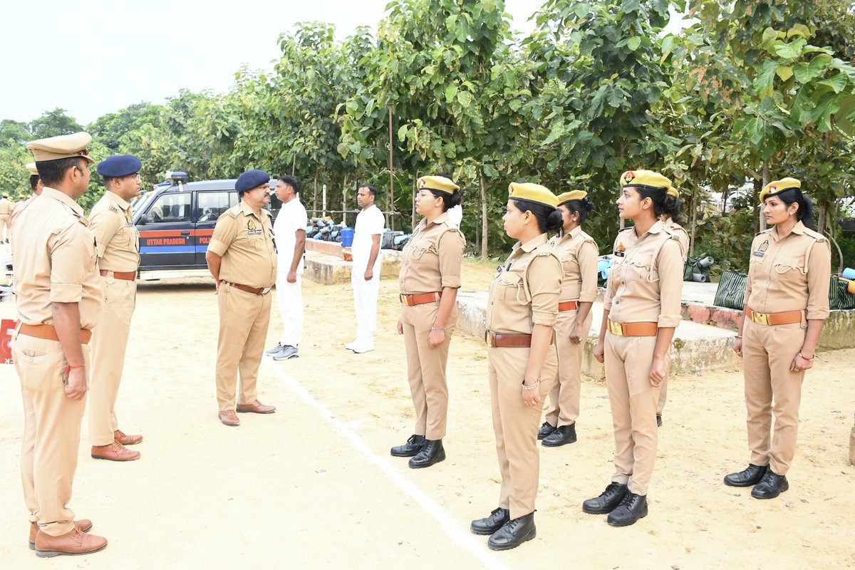GlobalNewslndia's tweet photo. #Bahraich | SP विश्वजीत श्रीवास्तव ने रिजर्व पुलिस लाइन में शुक्रवार परेड का निरीक्षण किया, सलामी ली।

टर्नआउट चेक कर वर्दी व जनता से शिष्ट व्यवहार के निर्देश दिए। MT शाखा, शस्त्रागार, मेस का निरीक्षण कर दिए आवश्यक दिशा-निर्देश।

#UPPolice #BahraichPolice @bahraichpolice https://t.co/jRMv0w0nDz