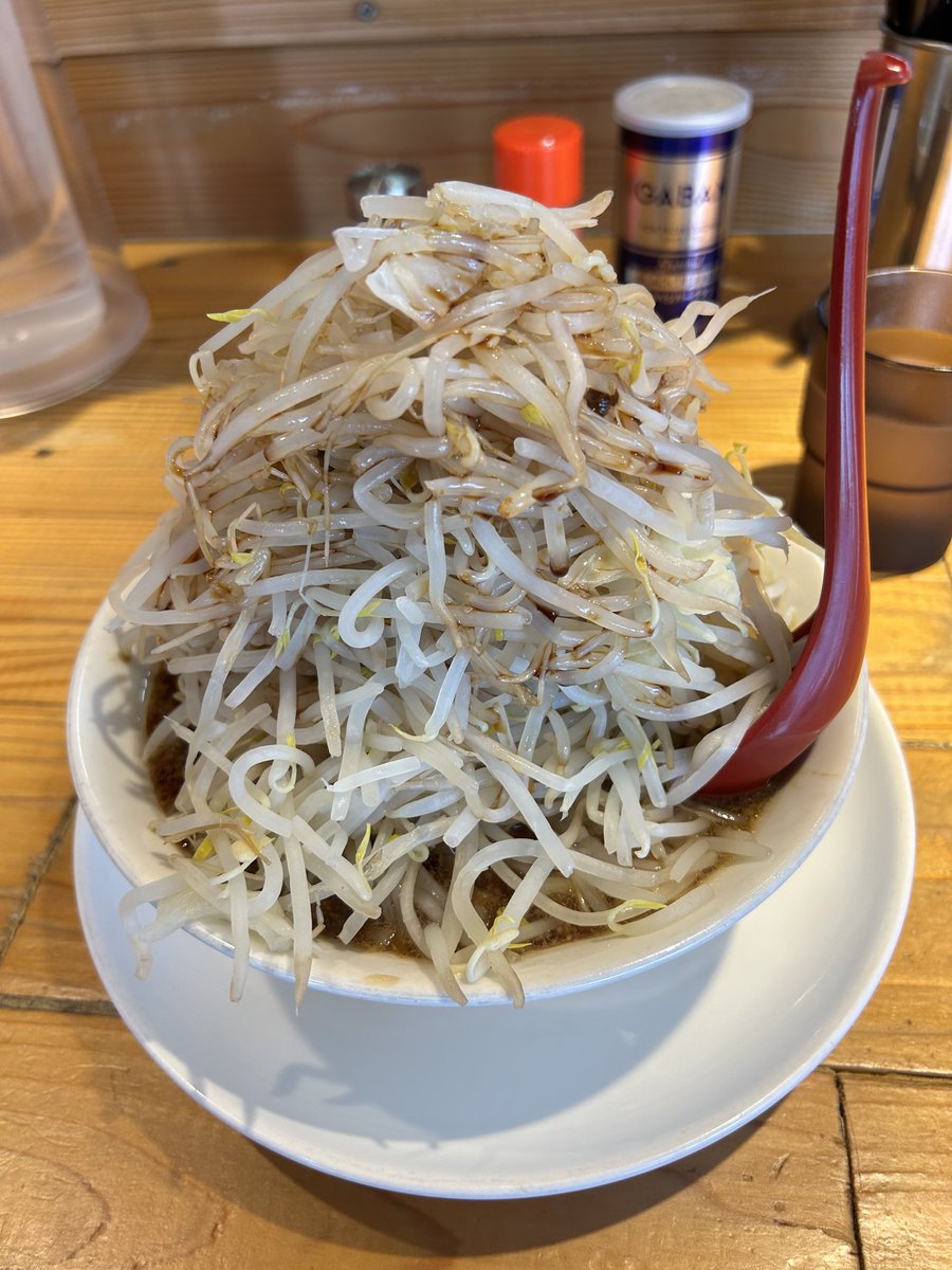 hothachi's tweet photo. ドカ食いの日
「本日晴天です」店に行った。
以前は、人気のラーメン屋。ここも例外なく値上げが凄い。
盛り盛りラーメンで680円だった。
徐々に値上げ。
インパクトのある見た目も値段が安ければ効果が高いが、そうでなければ！？
家系（ビジュアル系）ラーメンもそろそろか？？
#ダイエット #家系 https://t.co/J7MvBXAb43