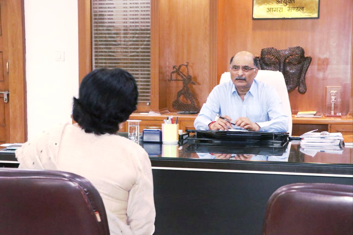 CommissionerAgr's tweet photo. मण्डल आयुक्त कार्यालय कक्ष में #जनता_दर्शन के दौरान आमजन की समस्याओं को सुना. संबंधित अधिकारियों को गुणवत्तापूर्ण व समयबद्ध निस्तारित करने हेतु निर्देशित किया. https://t.co/wNrEgfrrOL
