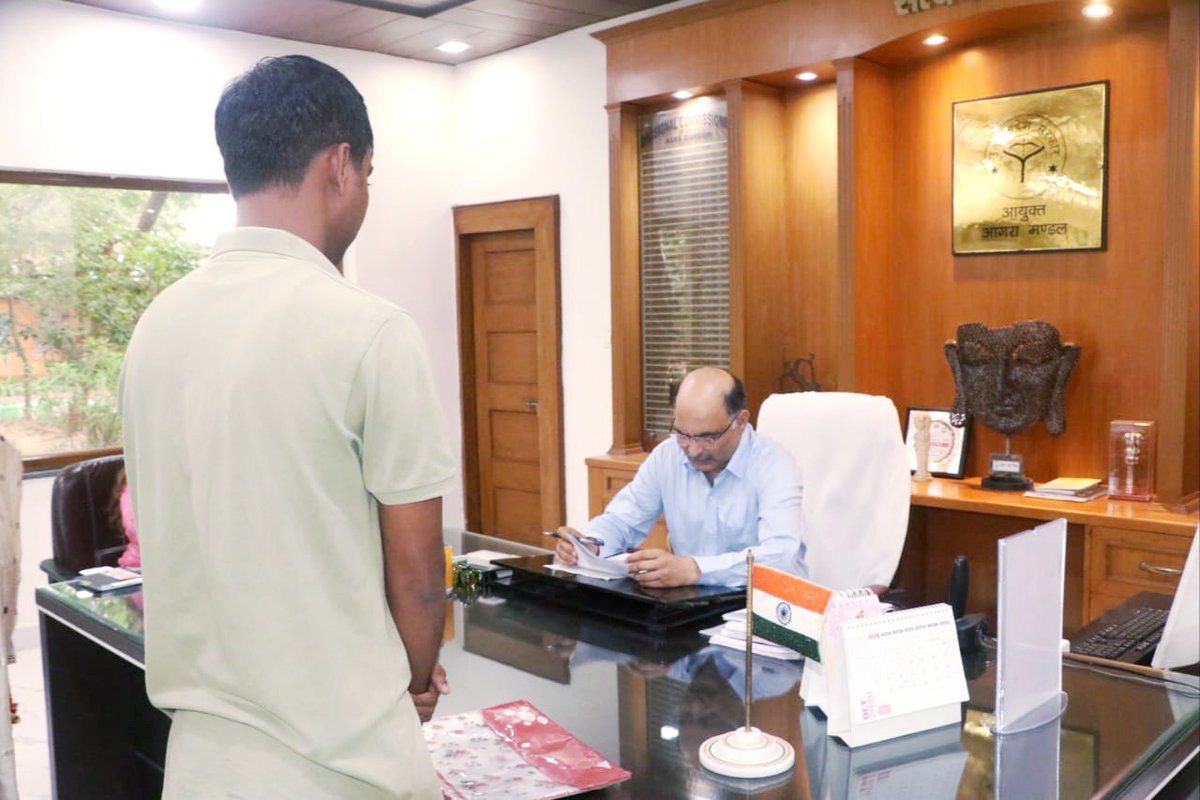 CommissionerAgr's tweet photo. मण्डल आयुक्त कार्यालय कक्ष में #जनता_दर्शन के दौरान आमजन की समस्याओं को सुना. संबंधित अधिकारियों को गुणवत्तापूर्ण व समयबद्ध निस्तारित करने हेतु निर्देशित किया. https://t.co/wNrEgfrrOL