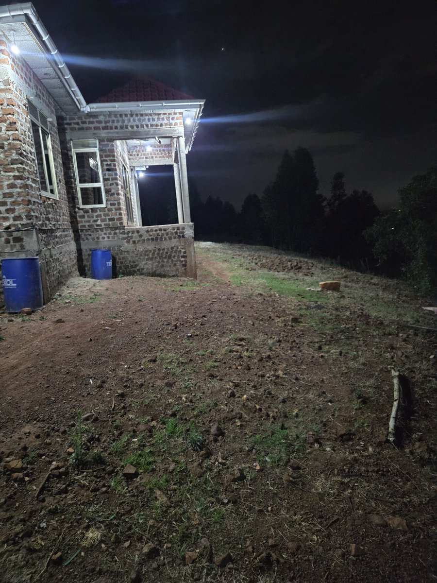 ninsiima_emilly's tweet photo. Mama Solar i need to occupy my house naye silina masanyalaze....here we go with our 2.56kwh solar system at 6,500,000Ugx.
With this you can light up to 25 bulbs (5-10w)
Television
Sound bar
Fan
CCTV cameras
Wifi router
Phone charging
Call me on 0754164744. https://t.co/1LCDvE2fZb