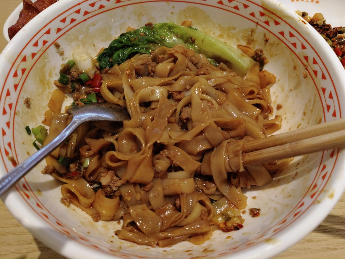 fognc735043's tweet photo. Late night cravings hit different. A warm bowl of steaming ramen, soft music, and the faint scent of grilled pork—this tiny stall’s where quiet vibes and full bellies meet after dark. https://t.co/1GeDnwcGic