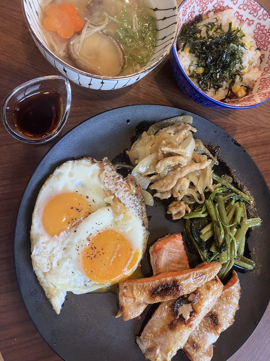bar_lecrin's tweet photo. モリモリお家ご飯🍚
みなさん明日からおやすみですかね？

22日は貸切後　21時半ごろから
23日はちょっと早めから営業を考えています^_^ご予約お待ちしてます♪

本日は
mikiちゃん
すずちゃん
みあちゃん
みずきちゃん
ゆうちゃん
でお待ちしてます♪ https://t.co/OCdiUdPcLC