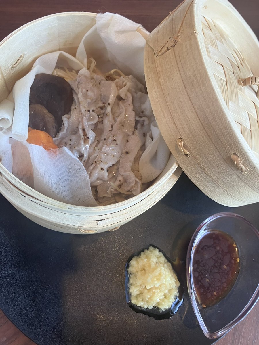 bar_lecrin's tweet photo. モリモリお家ご飯🍚
みなさん明日からおやすみですかね？

22日は貸切後　21時半ごろから
23日はちょっと早めから営業を考えています^_^ご予約お待ちしてます♪

本日は
mikiちゃん
すずちゃん
みあちゃん
みずきちゃん
ゆうちゃん
でお待ちしてます♪ https://t.co/OCdiUdPcLC
