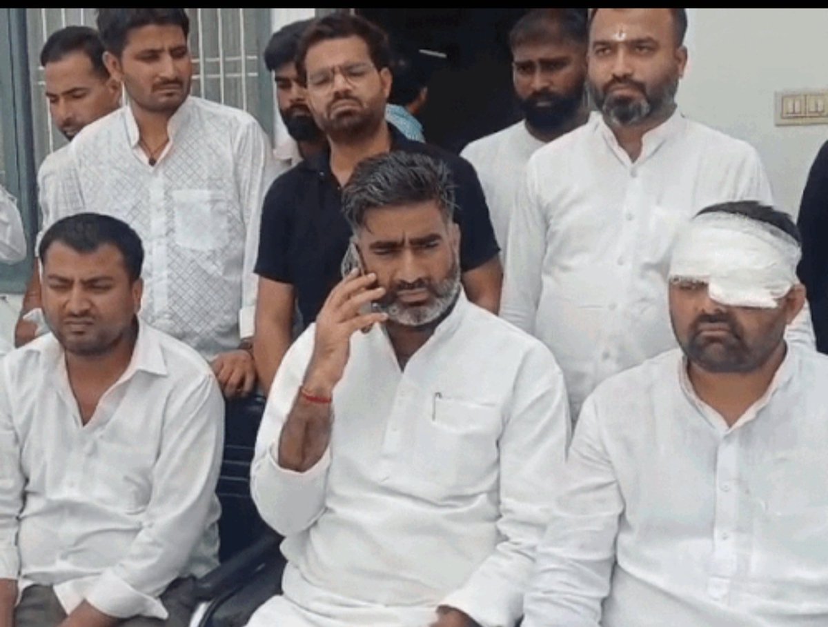 VinayReport's tweet photo. Meerut (uttarpradesh) आईपीएस अविनाश पांडेय और इंस्पेक्टर अखिलेश गौड पर मारपीट का आरोप लगाने वाले दिग्विजय भाटी ने लखनऊ तक सुर्खियां बटोरने के बाद किया समझौता। प्रकरण में जांच अधिकारी डीआईजी सहारनपुर को दिया शपथ पत्र। संगठन के 200 के आसपास नाराज पदाधिकारियों और सदस्यों ने दिया इस्तीफा। हालांकि अधिकारियों का दावा, इससे जांच प्रभावित नहीं होगी। दूसरे पीड़ित मोहित जाटव अभी भी शिकायत पर अड़े हैं। 
(नोट: समझौते में एक इंस्पेक्टर और एक पत्रकार की भूमिका। वीडियो और ऑडियो रिकॉर्डिंग वायरल।)
#Meerut 
#uttarpradesh 
@samajwadiparty 
@atulpradhansp