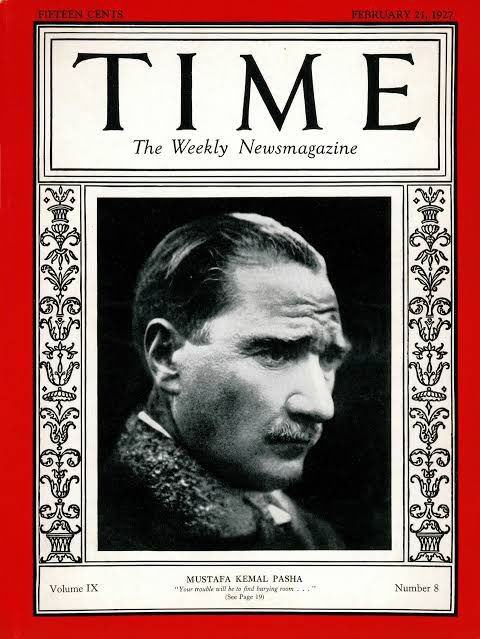 AlinartAi's tweet photo. “Come then! Your trouble will be to find burying room…”

“Gel o zaman! Derdin mezar bulmak olacaktır…”
Mustafa Kemal Atatürk 🇹🇷

TIME’ın 21 Şubat 1927 tarihli sayısında yer alan bu cümleleri hepimiz biliriz. Bağımsızlığımızı teminat altına alan Gazi, bu meydan okumayı Türkiye’den toprak alacağını ifade eden İtalya’nın faşist lideri Mussolini’ye karşı söylemiştir.

Bazı cümleler, üzerinden 100 sene geçse bile, hâlâ söylendiği günkü ağırlığını taşır.