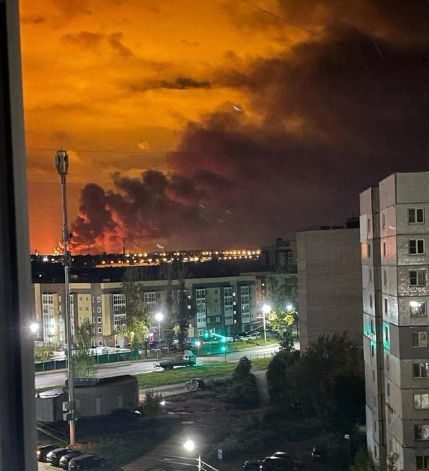 NOELreports's tweet photo. ❗️Bingo: Russia’s Yaroslavl refinery halted crude processing after a Ukrainian drone strike damaged its AVT-3 unit, four industry sources told Reuters. AVT-3 accounts for about 40% of the plant’s capacity, while another key unit was already under repair from an August strike. #Ukraine
