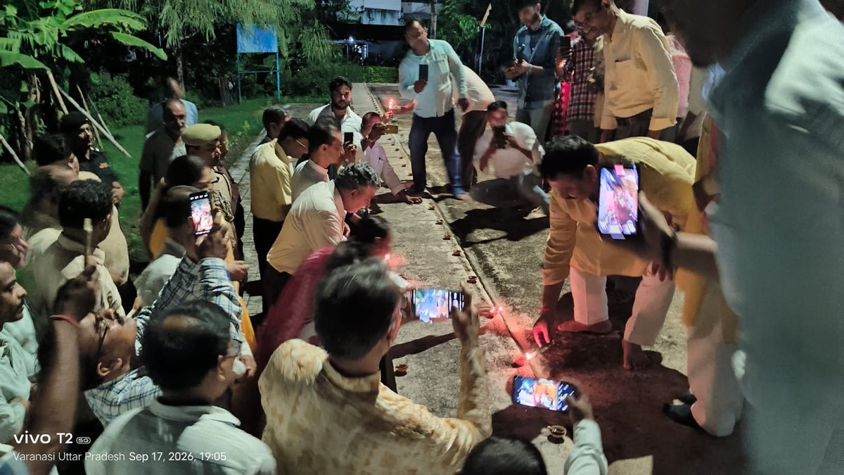nssmgkvp's tweet photo. आज दिनांक 17.09.2026 को महात्मा गांधी काशी विद्यापीठ के मुख्य परिसर एवं भारत माता मंदिर के प्रांगण में मा0 कुलपति म0गां0 काशी विद्यापीठ एवं मा0 राज्य मंत्री श्री रविन्द्र जायसवाल ने सेवा संकल्प अभियान के अंतर्गत आर्शीवाद का दीया कार्यक्रम का दीपक जलाकर शुभारम्भ किया। https://t.co/n5mH14BBVF