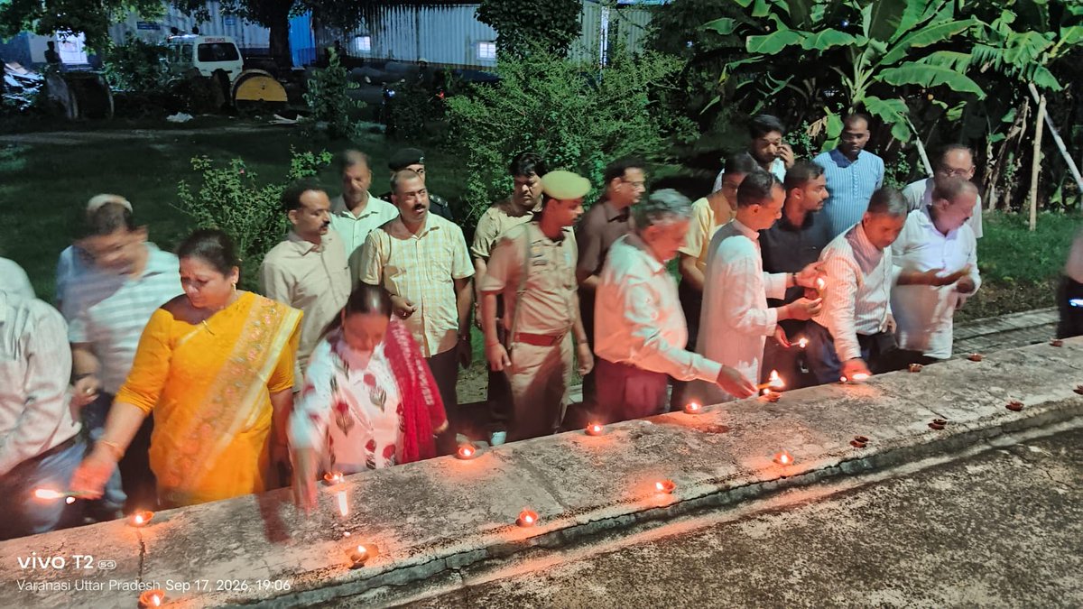 nssmgkvp's tweet photo. आज दिनांक 17.09.2026 को महात्मा गांधी काशी विद्यापीठ के मुख्य परिसर एवं भारत माता मंदिर के प्रांगण में मा0 कुलपति म0गां0 काशी विद्यापीठ एवं मा0 राज्य मंत्री श्री रविन्द्र जायसवाल ने सेवा संकल्प अभियान के अंतर्गत आर्शीवाद का दीया कार्यक्रम का दीपक जलाकर शुभारम्भ किया। https://t.co/n5mH14BBVF