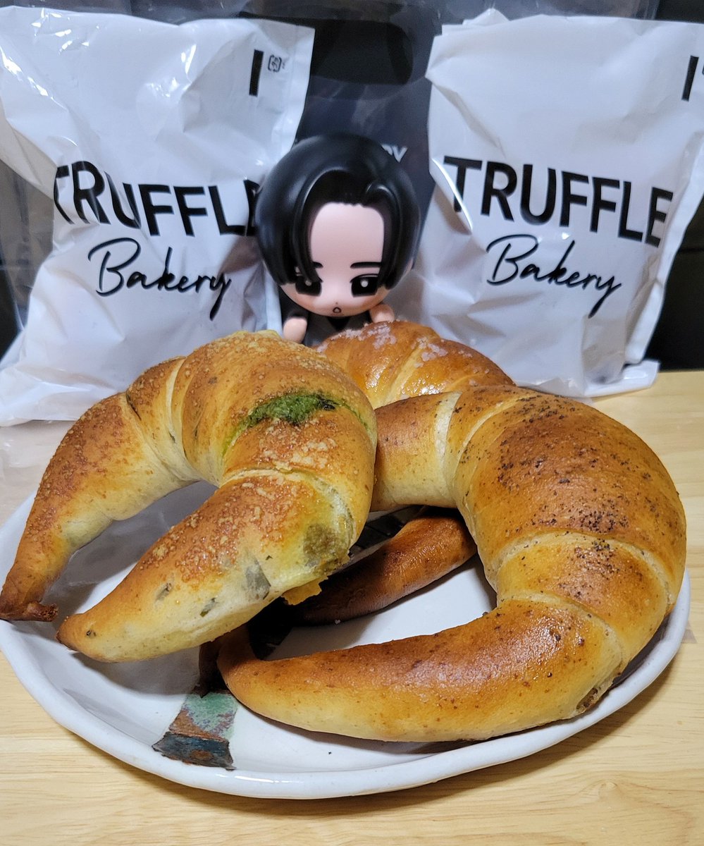 meme_pota's tweet photo. #TruffleBAKERY の白トリュフの塩パン
新しく発売された #三日月の塩パン
プレーン バジル 黒トリュフ
買ってきたぁ~🥰
めめも大好きだよね🖤
帰り道にまたもや自販機めめちゃん発見!!!
4か所目? #午後の紅茶
#目黒蓮 https://t.co/bK89MI3R2M