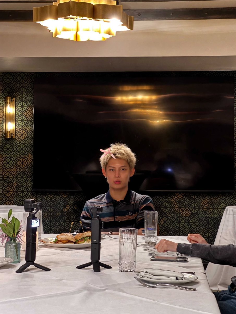 kriselatuan01's tweet photo. they kinda look alike ngl https://t.co/qT1fedoL0c