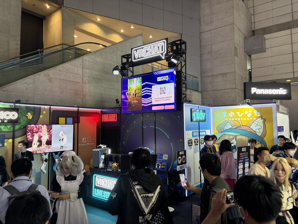 GakuVRC's tweet photo. ぶいちゃブースとzetaブース！
タイミングよくLazさん見れた！
crowさんを撫でる構図かわいすぎw https://t.co/ew2aS8Dxvz