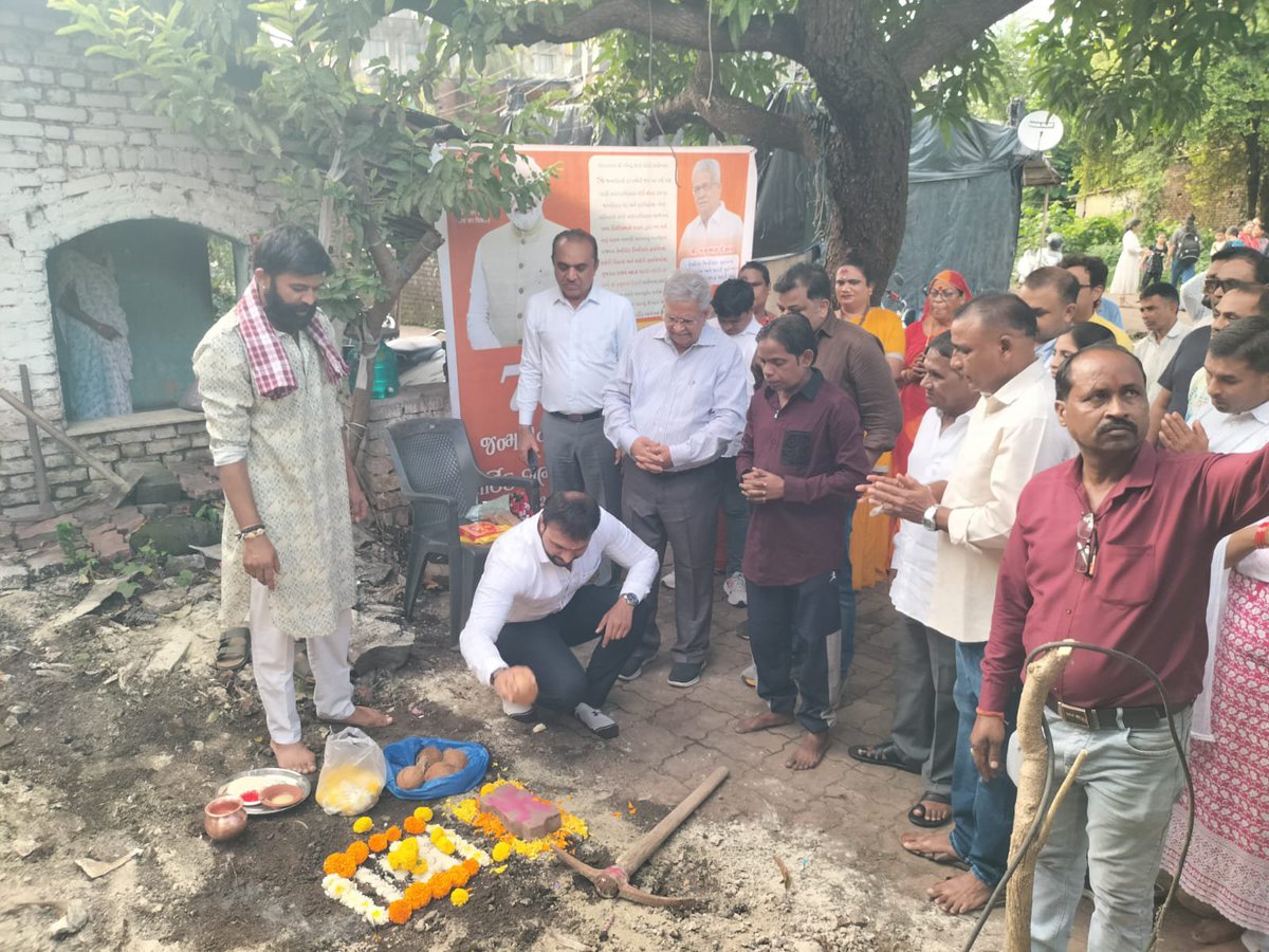 KanuDesai180's tweet photo. સેવા અને સંવેદનાનો સંકલ્પ… 🏠🙏
માનનીય પ્રધાનમંત્રી શ્રી નરેન્દ્રભાઈ મોદીના જન્મદિવસ નિમિત્તે વાપીના ગીતા નગર ખાતે ઘરવિહોણા પરિવાર માટે નવા પાકા આવાસના નિર્માણનું ખાતમુહૂર્ત કરવાનો અવસર મળ્યો.
#Seva #SevaHiSankalp #PMModi #HappyBirthdayModi #Awas #Vapi #Gujarat #SevaSankalp https://t.co/gPKneml8BK