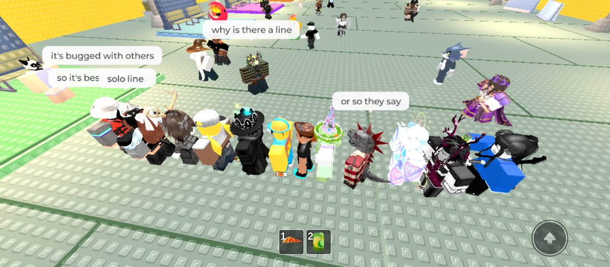 User453540630's tweet photo. Habia gente molestando, metiendose a la fila e incluso me puse a socializar por la espera. Todo por culpa del bug.

#reportbug #RobloxCommunity #roblox20aniversory https://t.co/IoyTZ3wYDL