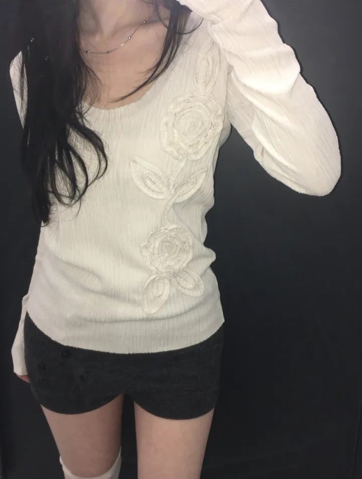 kiinoochan's tweet photo. 장미 자수 디테일이 ㅈㅉ 이쁘다 ••• https://t.co/deWy7GtAag