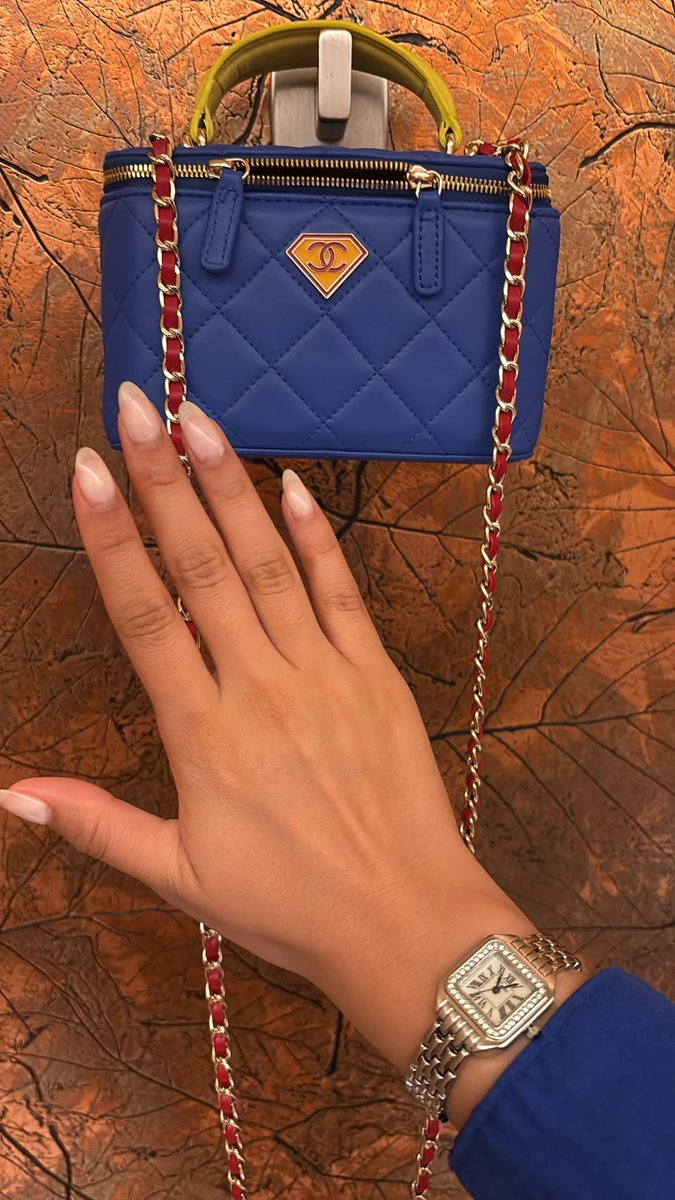 Mimiboards's tweet photo. Chanel Superman Vanity Bag ✨ https://t.co/zems1LWc7W