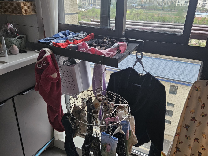 ettyz384890's tweet photo. Just finished sorting the laundry pile—found my favorite fuzzy sock hiding under a sweatshirt, game-changer for tonight’s cozy movie night ， https://t.co/xYPZNpEj8I