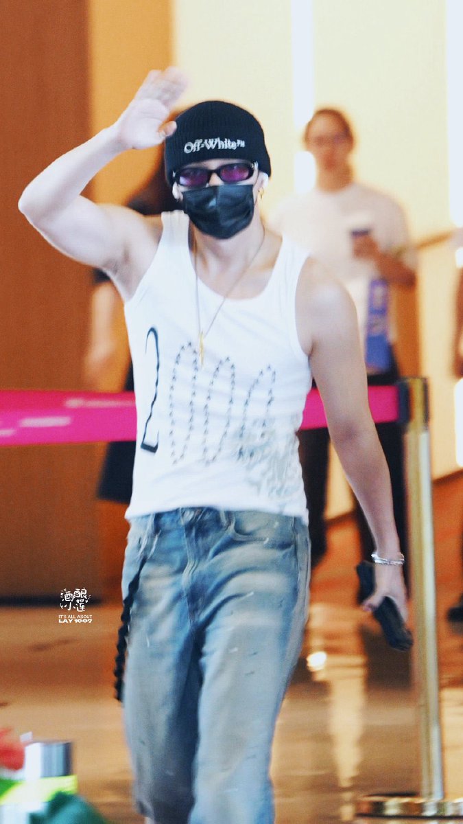 Chuchouxxing's tweet photo. 260918 @layzhang #Yixing #จางอี้ชิง 

อู่ฮั่น 🛬 เซินเจิ้น : คนฮอตถึงแล้ว~~ Cr.logo https://t.co/bIQtDQgDGR