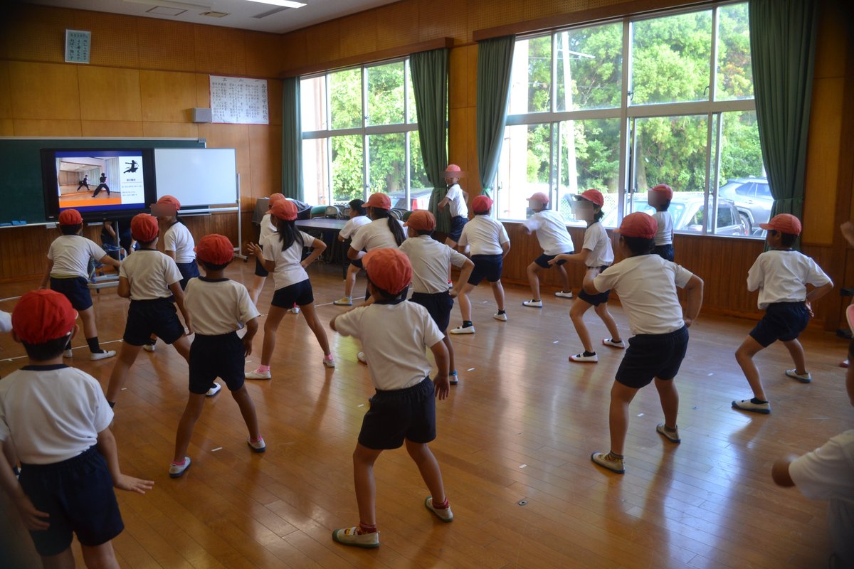 nishimata_esc's tweet photo. １０月１８日の第１０４回大運動会に向けて応援団やソーラン節の練習が始まりました。１、２年生に３～６年生が教える姿が頼もしかったです。練習を頑張って最高の運動会にしよう！！ https://t.co/Lv0G1GdzUW