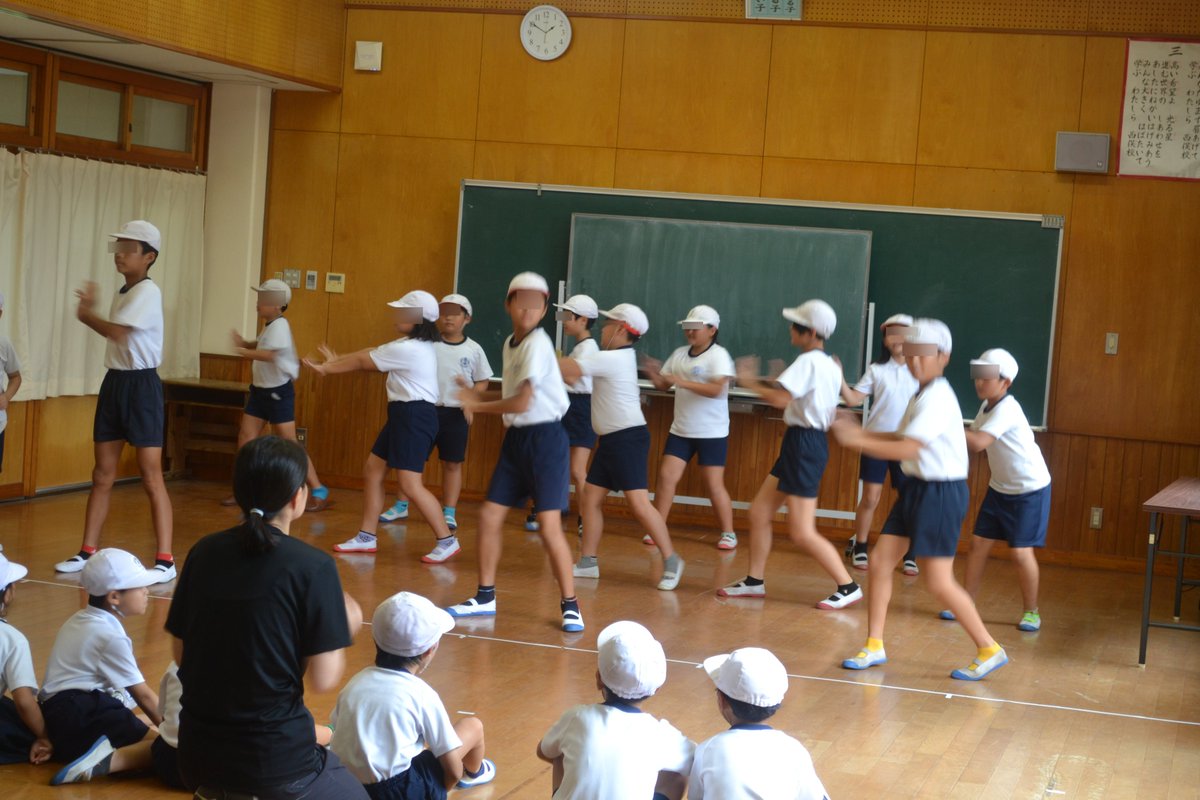 nishimata_esc's tweet photo. １０月１８日の第１０４回大運動会に向けて応援団やソーラン節の練習が始まりました。１、２年生に３～６年生が教える姿が頼もしかったです。練習を頑張って最高の運動会にしよう！！ https://t.co/Lv0G1GdzUW