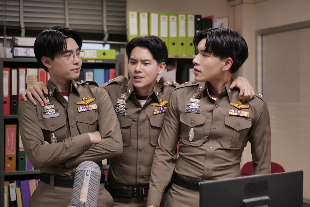 woopmag's tweet photo. เรื่องย่อ “ที่รักสารวัตรเธียร์ l Police In Love”

EPISODE 02

PIL SERIES EP2
#PoliceinLoveEP2
#ที่รักสารวัตรเธียร์ 
#Yinwar

▶️https://t.co/fzP64GkZia
     มังกร (วอร์ วนรัตน์ รัศมีรัตน์) ต้องย้ายเข้ามาอยู่ที่คฤหาสน์ภิรมย์สมร เธียร์ (หยิ่น อานันท์ ว่อง) ดูแลมังกรด้วยความใกล้ชิด มังกรเริ่มรู้สึกหวั่นไหวกับเสน่ห์อันเหลือล้นของเธียร์ธา จนมารู้เอาทีหลังว่าแท้จริงแล้วเกิดขึ้นจากคำสั่งของคุณหญิงภารดา (ปาน ธนพร แวกประยูร) 
     เธียร์ย้ำกับมังกรว่าห้ามให้ใครที่ สภ. รู้เรื่องแต่งงานโดยเด็ดขาด เพราะเขากลัวเรตติ้งตก มังกรได้รู้จักกับ ร้อยตำรวจเอกณดล (ตั๋ง ชินดิศ เวียงวิเศษ) ตำรวจมาดนิ่งที่มักใช้ปัญญามากกว่าคำพูด เขาเป็นขั้วตรงข้ามกับ ร้อยตำรวจเอกคณิน (กฤต รณกฤต ตันติวิไล) ที่ชอบพูดมากกว่าคิด และ สิบตรีมะแขว่น (นินิว เพชรด่านแก้ว) ตำรวจ(ออก)สาวที่เป็นเหมือนแหล่งข่าววงในของ สภ.นี้ 
     มังกรติดตามเธียร์และคณินไปเรือนจำ เพื่อสอบสวน รณภพ (สุรเดช ดงไธสง) มังกรใช้ความอ่อนโยนสอบสวน ทำให้รณภพรู้สึกถูกชะตา เกือบเปลี่ยนใจและยอมให้การซักทอด แต่จู่ ๆ เขาก็เอาฟันโขกโต๊ะจนเลือดกลบปาก และกัดเข้าที่ไหล่ของเธียร์ เธียร์ป้องกันตัวด้วยการต่อยเข้าไปที่หน้าของรณภพจนล้มไป ไม่ทันไรเขาก็ชัก น้ำลายฟูมปาก จนสิ้นลมหายใจ เหตุการณ์นี้ทำให้เธียร์ถูกพักงานเพราะมีข่าวโคมลอยว่าสารวัตรทำร้ายร่างกายผู้ต้องหาจนเสียชีวิต
     คุณหญิงสงสัยว่าทำไมเธียร์ยังเจอเรื่องซวยอีก เค้นถามจนได้ข้อสรุปว่าในคืนวันเข้าเรือนหอ พวกเขายังไม่ได้มีอะไรกัน!
     ติดตามชม “ที่รักสารวัตรเธียร์” ทุกวันเสาร์ เวลา 20.00 น. ดูได้ที่ WeTV ที่เดียวเท่านั้น