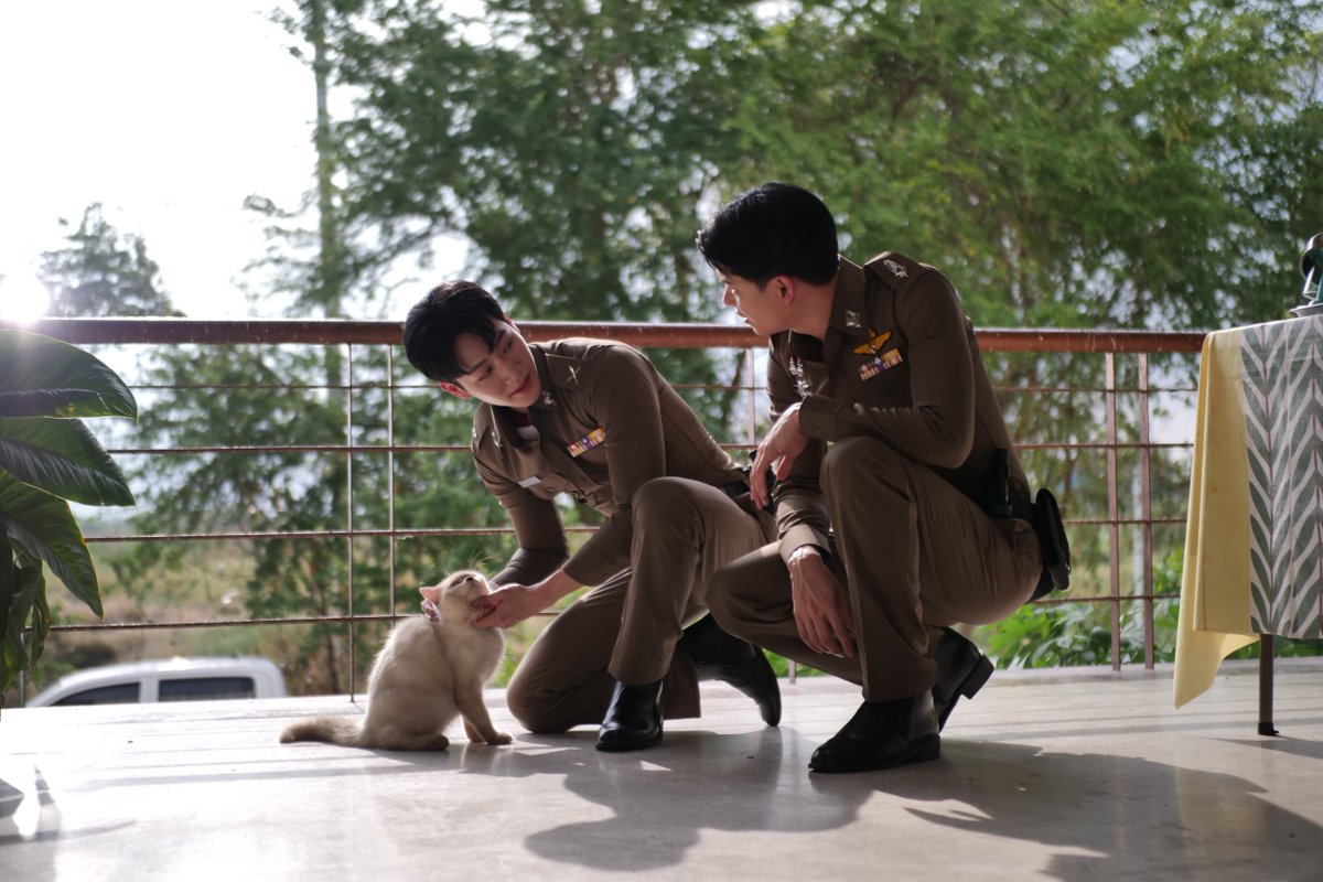 woopmag's tweet photo. เรื่องย่อ “ที่รักสารวัตรเธียร์ l Police In Love”

EPISODE 02

PIL SERIES EP2
#PoliceinLoveEP2
#ที่รักสารวัตรเธียร์ 
#Yinwar

▶️https://t.co/fzP64GkZia
     มังกร (วอร์ วนรัตน์ รัศมีรัตน์) ต้องย้ายเข้ามาอยู่ที่คฤหาสน์ภิรมย์สมร เธียร์ (หยิ่น อานันท์ ว่อง) ดูแลมังกรด้วยความใกล้ชิด มังกรเริ่มรู้สึกหวั่นไหวกับเสน่ห์อันเหลือล้นของเธียร์ธา จนมารู้เอาทีหลังว่าแท้จริงแล้วเกิดขึ้นจากคำสั่งของคุณหญิงภารดา (ปาน ธนพร แวกประยูร) 
     เธียร์ย้ำกับมังกรว่าห้ามให้ใครที่ สภ. รู้เรื่องแต่งงานโดยเด็ดขาด เพราะเขากลัวเรตติ้งตก มังกรได้รู้จักกับ ร้อยตำรวจเอกณดล (ตั๋ง ชินดิศ เวียงวิเศษ) ตำรวจมาดนิ่งที่มักใช้ปัญญามากกว่าคำพูด เขาเป็นขั้วตรงข้ามกับ ร้อยตำรวจเอกคณิน (กฤต รณกฤต ตันติวิไล) ที่ชอบพูดมากกว่าคิด และ สิบตรีมะแขว่น (นินิว เพชรด่านแก้ว) ตำรวจ(ออก)สาวที่เป็นเหมือนแหล่งข่าววงในของ สภ.นี้ 
     มังกรติดตามเธียร์และคณินไปเรือนจำ เพื่อสอบสวน รณภพ (สุรเดช ดงไธสง) มังกรใช้ความอ่อนโยนสอบสวน ทำให้รณภพรู้สึกถูกชะตา เกือบเปลี่ยนใจและยอมให้การซักทอด แต่จู่ ๆ เขาก็เอาฟันโขกโต๊ะจนเลือดกลบปาก และกัดเข้าที่ไหล่ของเธียร์ เธียร์ป้องกันตัวด้วยการต่อยเข้าไปที่หน้าของรณภพจนล้มไป ไม่ทันไรเขาก็ชัก น้ำลายฟูมปาก จนสิ้นลมหายใจ เหตุการณ์นี้ทำให้เธียร์ถูกพักงานเพราะมีข่าวโคมลอยว่าสารวัตรทำร้ายร่างกายผู้ต้องหาจนเสียชีวิต
     คุณหญิงสงสัยว่าทำไมเธียร์ยังเจอเรื่องซวยอีก เค้นถามจนได้ข้อสรุปว่าในคืนวันเข้าเรือนหอ พวกเขายังไม่ได้มีอะไรกัน!
     ติดตามชม “ที่รักสารวัตรเธียร์” ทุกวันเสาร์ เวลา 20.00 น. ดูได้ที่ WeTV ที่เดียวเท่านั้น