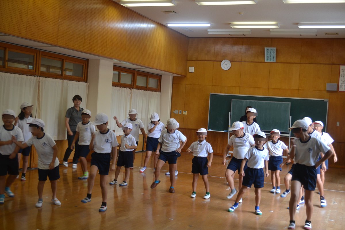 nishimata_esc's tweet photo. １０月１８日の第１０４回大運動会に向けて応援団やソーラン節の練習が始まりました。１、２年生に３～６年生が教える姿が頼もしかったです。練習を頑張って最高の運動会にしよう！！ https://t.co/Lv0G1GdzUW