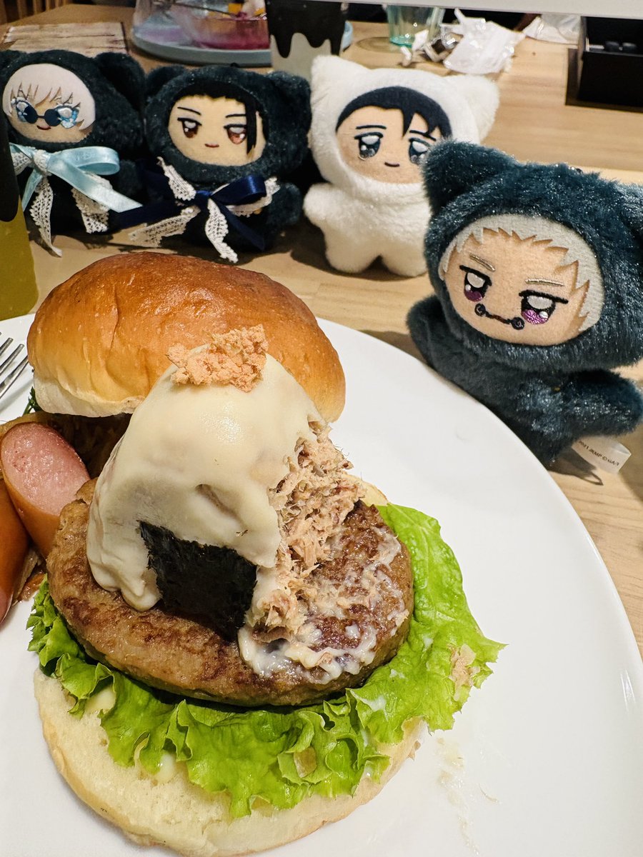 neosayu's tweet photo. 呪術廻戦コラボカフェに来たよ✨️

狗巻くんのツナマヨバーガー🍙🍔と
さしすドリンク🥤と
五条悟の茈フルーツポンチ🤞🏼と
夏油傑の呪霊玉かき氷⚫️🍧🥄

さしすの前のお席で幸せでした🩵 https://t.co/BJlqFVoSqL