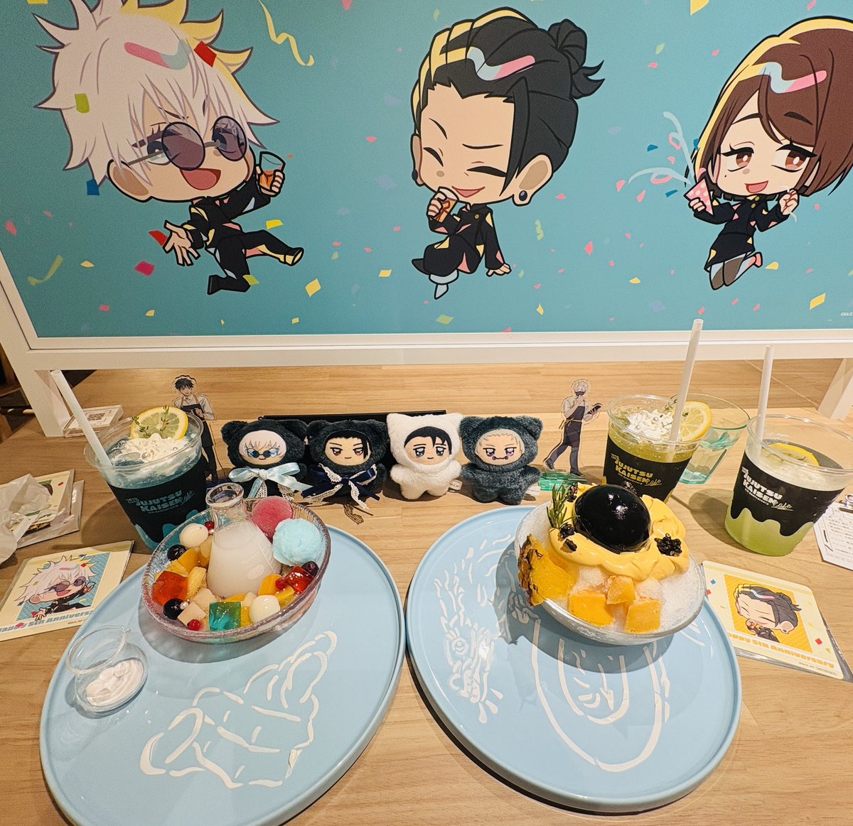 neosayu's tweet photo. 呪術廻戦コラボカフェに来たよ✨️

狗巻くんのツナマヨバーガー🍙🍔と
さしすドリンク🥤と
五条悟の茈フルーツポンチ🤞🏼と
夏油傑の呪霊玉かき氷⚫️🍧🥄

さしすの前のお席で幸せでした🩵 https://t.co/BJlqFVoSqL