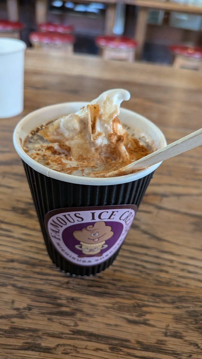 Chocorose2018's tweet photo. 徳沢園にてお昼ゴハン。
チャーハンとピザとソフトクリームコーヒーシナモン付き

どれも絶品で大満足💕
本日の目的地の横尾山荘まで頑張れる🥰

やはり徳沢園好きだわ💕 https://t.co/gUvO5iH4lg