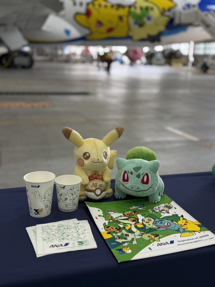 ANA_travel_info's tweet photo. ✈️「ポケモンジェット 緑」が本日より就航✈️

本日開催されたお披露目イベントで、機体の全容を公開！
イベントにはポケモンたちも駆けつけてくれました💚

機内はこだわりの特別仕様✨
ヘッドレストカバーをはじめ、限定デザインコップやカクテルナプキンを搭載！
ポケモンたちのぬいぐるみやBGMで、みなさまをお迎えします🎶
 機内エンターテインメントも、映画『劇場版ポケットモンスター ミュウツーの逆襲』や機内オーディオ『ポケモンTVアニメ主題歌 BEST OF BEST OF BEST 1997-2023 DISC 1』など、ポケモン関連の作品 が多数!!
 フライト中も、お楽しみいただけます🎥 

本日、21:55発の羽田-ホノルルの初便就航ゲートイベント後、世界の空へ飛び立ちます✈️

ポケモンたちと空の旅を楽しみませんか？

また、大好評をいただいているANA x『Pokémon GO』の夢のコラボ第二弾もスタート！✨
本日より、対象となる空港が拡大し、ANA特別デザインの「ポケストップ」、「ジム」が登場します！
📍【第ニ弾】対象空港一覧
・四国：高知空港 / 松山空港 / 高松空港 / 徳島空港
・九州：福岡空港 / 佐賀空港 / 宮崎空港 / 熊本空港 / 鹿児島空港 / 長崎空港 / 大分空港
・沖縄：石垣空港 / 宮古空港 / 那覇空港

🔗特設サイトはこちら！
https://t.co/uBRJzm01rJ

#ANA #ポケモン #PokemonGO