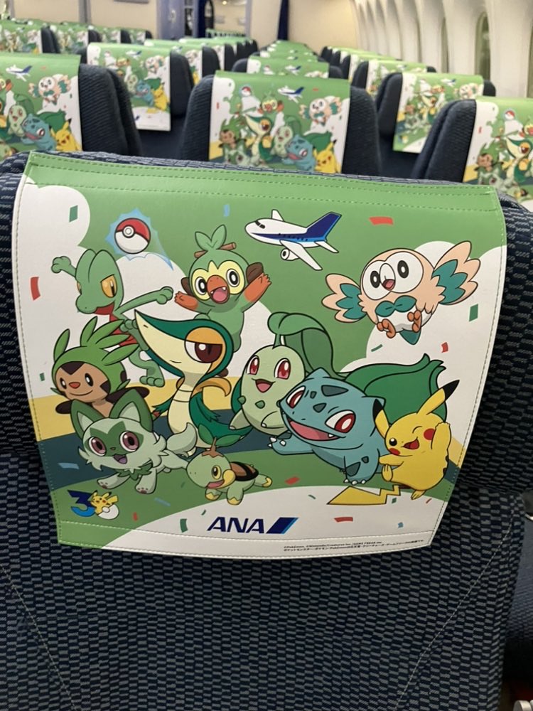 ANA_travel_info's tweet photo. ✈️「ポケモンジェット 緑」が本日より就航✈️

本日開催されたお披露目イベントで、機体の全容を公開！
イベントにはポケモンたちも駆けつけてくれました💚

機内はこだわりの特別仕様✨
ヘッドレストカバーをはじめ、限定デザインコップやカクテルナプキンを搭載！
ポケモンたちのぬいぐるみやBGMで、みなさまをお迎えします🎶
 機内エンターテインメントも、映画『劇場版ポケットモンスター ミュウツーの逆襲』や機内オーディオ『ポケモンTVアニメ主題歌 BEST OF BEST OF BEST 1997-2023 DISC 1』など、ポケモン関連の作品 が多数!!
 フライト中も、お楽しみいただけます🎥 

本日、21:55発の羽田-ホノルルの初便就航ゲートイベント後、世界の空へ飛び立ちます✈️

ポケモンたちと空の旅を楽しみませんか？

また、大好評をいただいているANA x『Pokémon GO』の夢のコラボ第二弾もスタート！✨
本日より、対象となる空港が拡大し、ANA特別デザインの「ポケストップ」、「ジム」が登場します！
📍【第ニ弾】対象空港一覧
・四国：高知空港 / 松山空港 / 高松空港 / 徳島空港
・九州：福岡空港 / 佐賀空港 / 宮崎空港 / 熊本空港 / 鹿児島空港 / 長崎空港 / 大分空港
・沖縄：石垣空港 / 宮古空港 / 那覇空港

🔗特設サイトはこちら！
https://t.co/uBRJzm01rJ

#ANA #ポケモン #PokemonGO