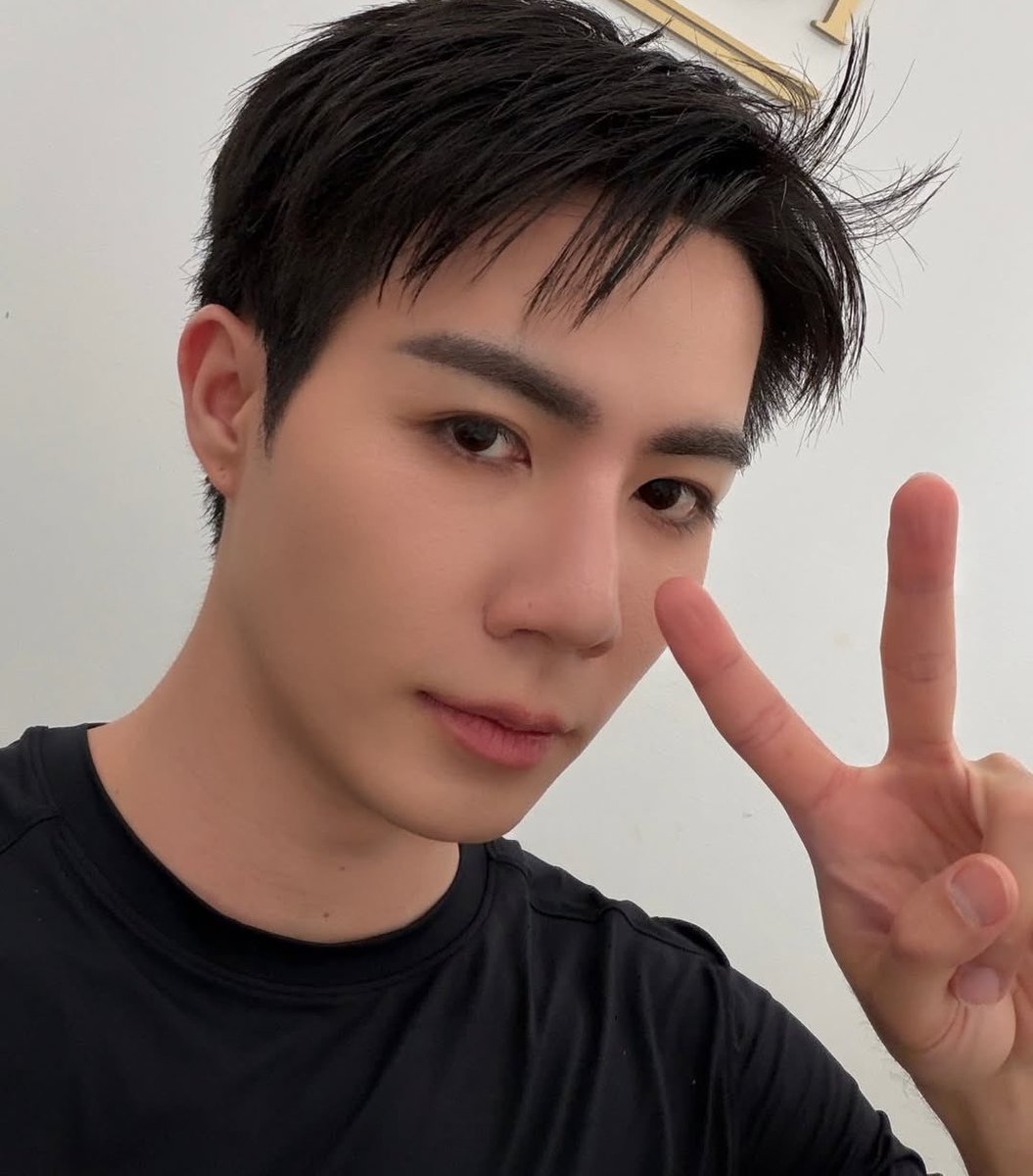 estellerhaimer's tweet photo. The hairstyle looks similar?😗
@zeepruk @jilsander
#ZeePruk #jilsander
#MilanFashionWeek
#JilsanderSS27 #SS27 https://t.co/yQmXe9h0gJ